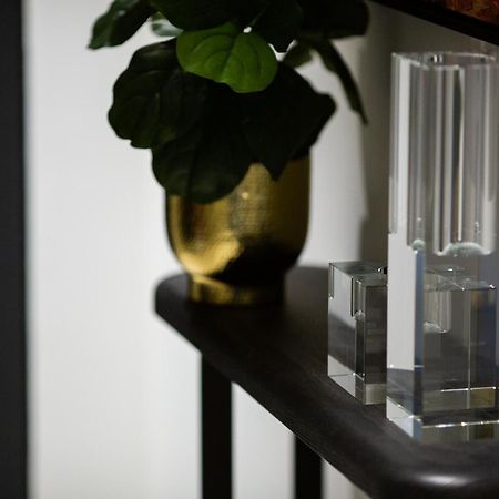 One Global Resorts Green Square Sidney Dış mekan fotoğraf A vase and candle holder
