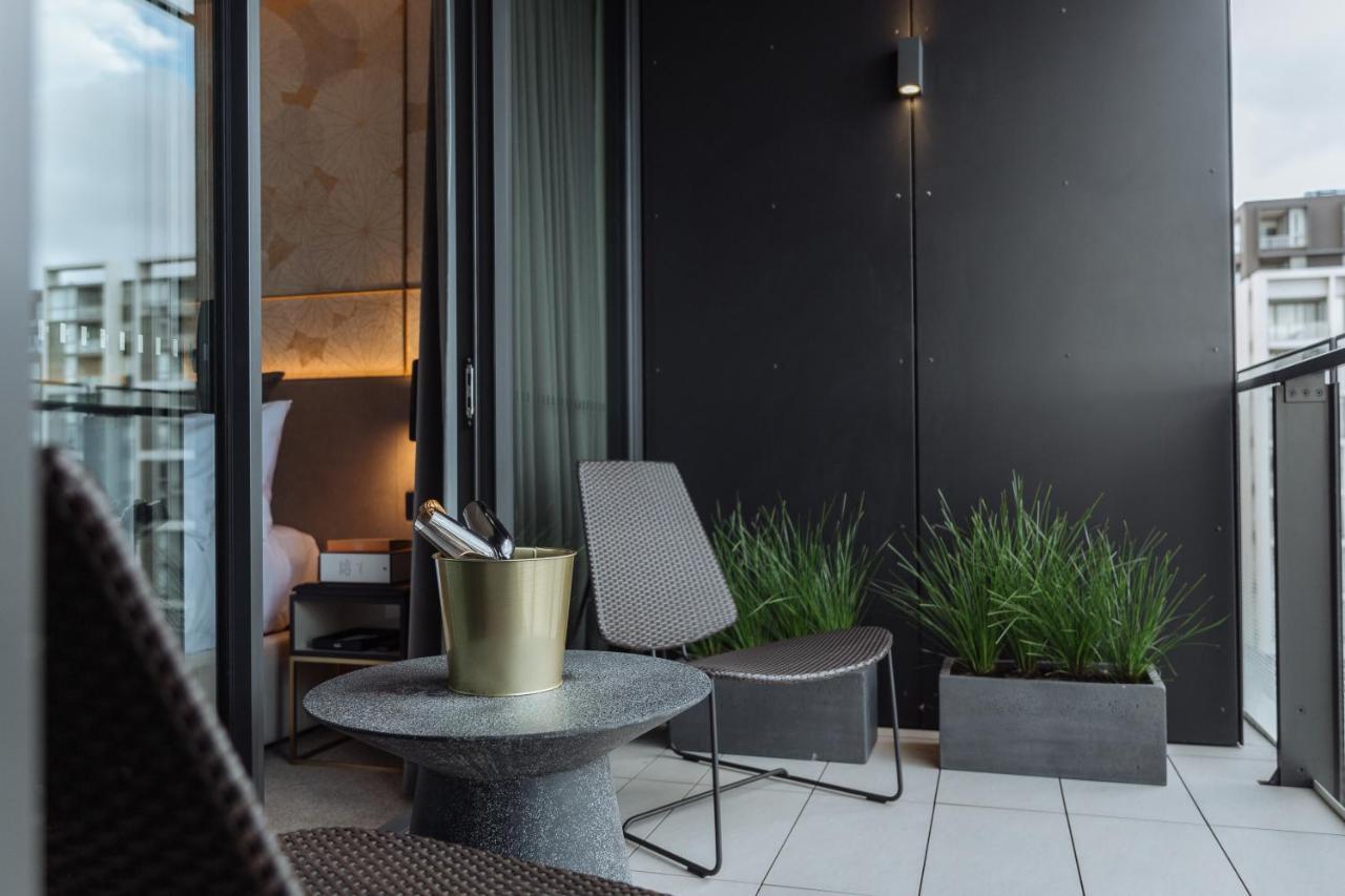 One Global Resorts Green Square Sidney Dış mekan fotoğraf The balcony of a penthouse apartment at The Standard London